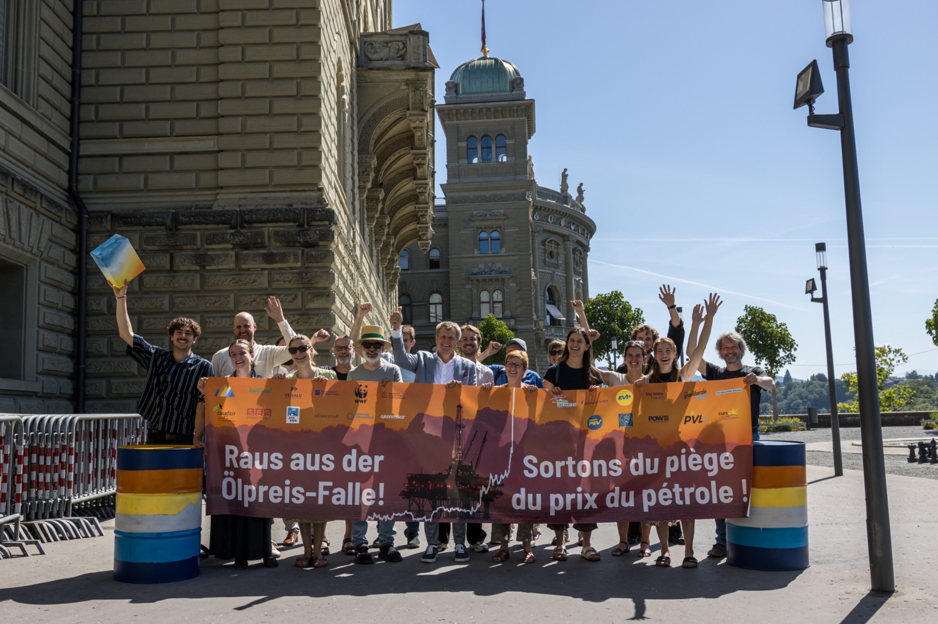 Aktivistinnen und Aktivisten vor dem Bundeshaus in Bern